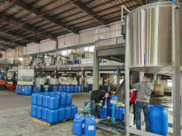  乐鱼体育网址灌装车间